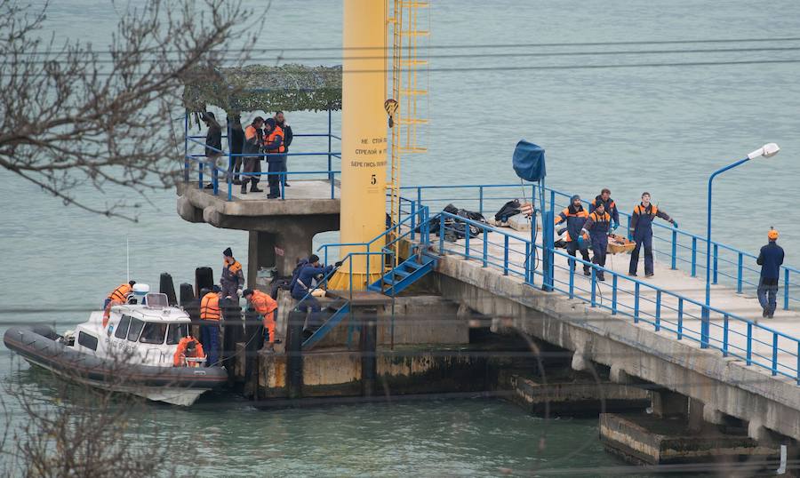 Rescate. Un avión militar ruso con 92 personas a bordo se ha estrellado esta madrugada en el Mar Negro