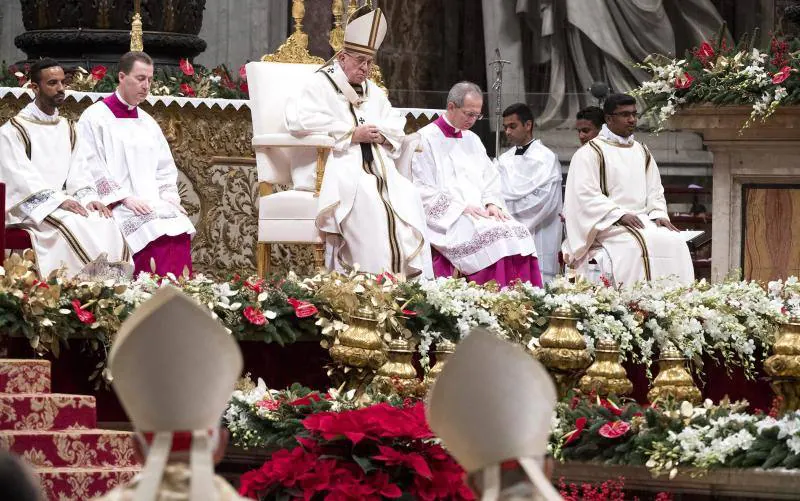 Francisco celebra la tradicional Misa del Gallo