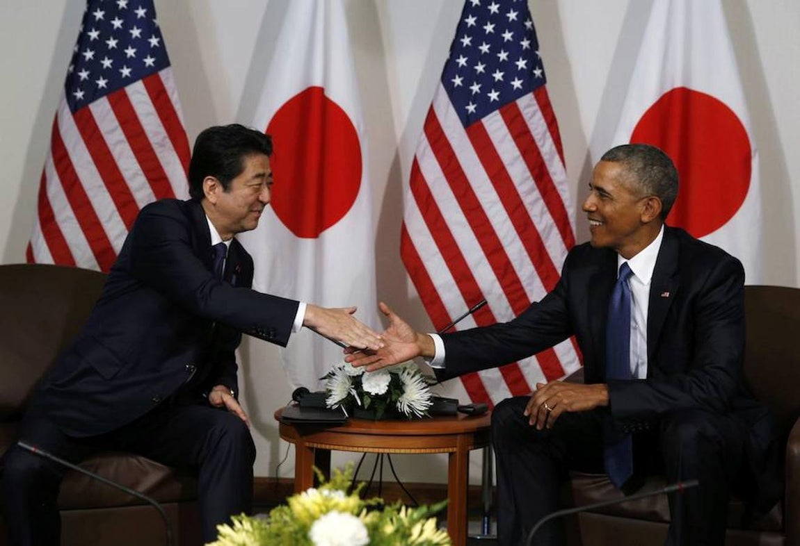 Las imágenes más destacadas de la histórica visita del primer ministro japonés a la Base de Pearl Harbor. La visita de Abe busca subrayar la reconciliación entre ambos países tras la Segunda Guerra Mundial. Shinzo Abe y su homólogo estadounidense, Barack Obama, mantuvieron tras la visita un encuentro en Camp H.M. Smith en Aiea (Hawái).