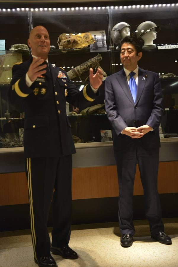 Las imágenes más destacadas de la histórica visita del primer ministro japonés a la Base de Pearl Harbor 