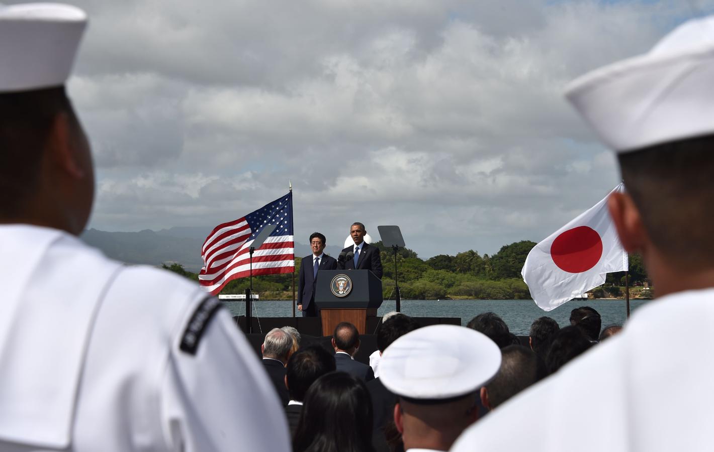 El presidente de Estados Unidos, Barack Obama, junto al primer ministro de Japón, Shinzo Abe, pronuncian un discurso en el Memorial USS Arizona de Pearl Harbor. 