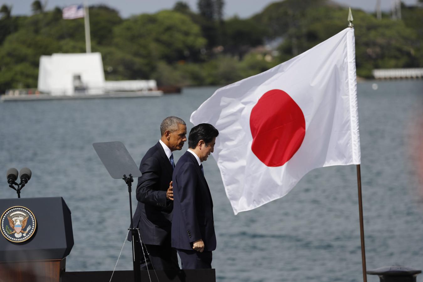 El presidente de Estados Unidos, Barack Obama, junto al primer ministro de Japón, Shinzo Abe, en Pearl Harbor. 