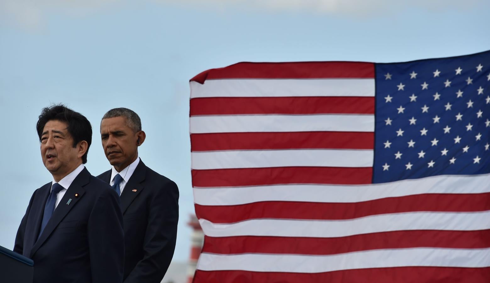 El presidente de Estados Unidos, Barack Obama, junto al primer ministro de Japón, Shinzo Abe, en el Memorial USS Arizona de Pearl Harbor. 