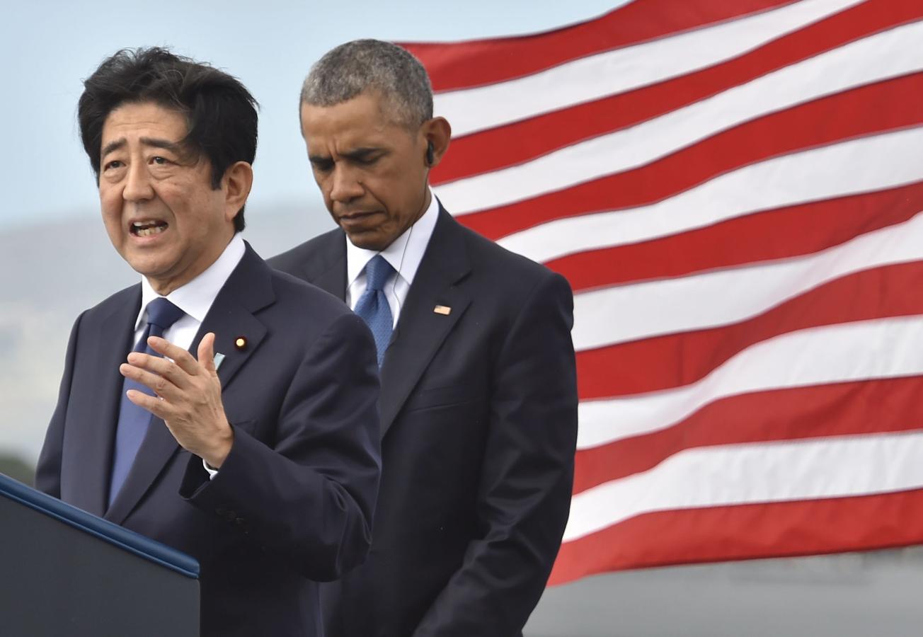 El presidente de Estados Unidos, Barack Obama, junto al primer ministro de Japón, Shinzo Abe, en el Memorial USS Arizona de Pearl Harbor. 