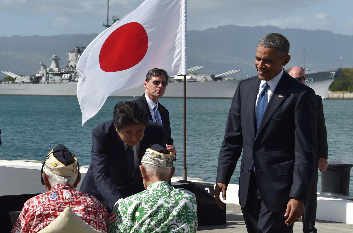 El presidente de Estados Unidos, Barack Obama, junto al primer ministro de Japón, Shinzo Abe, estrechan la mano de veteranos en el Memorial USS Arizona de Pearl Harbor. 