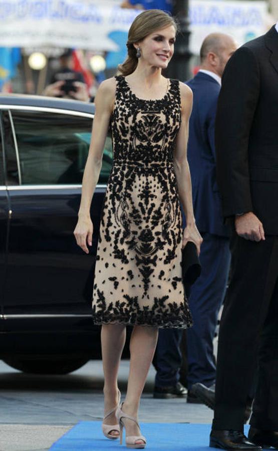 Premios Princesa de Asturias. Para uno de los eventos más esperados del año, la Reina lució un elegante vestido de Felipe Varela en tonos beige y negro de seda bordado a mano sobre tul.
