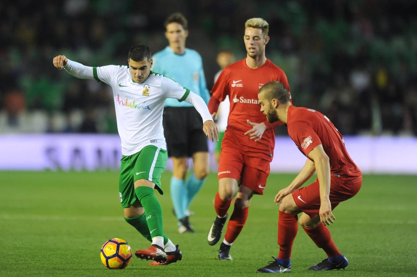 El partido ha servido para despedir de los terrenos de juego al mítico campeón del mundo sevillano, Carlos Marchena