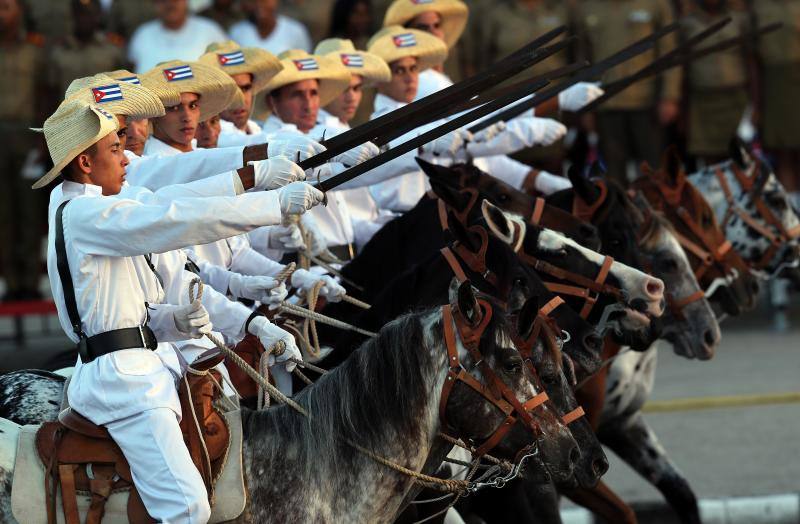 En la imagen 128 jinetes vestidos de mambises, un guiño histórico a aquellos cubanos que se alzaron contra los españoles en 1868 para luchar por la independencia de la isla. 
