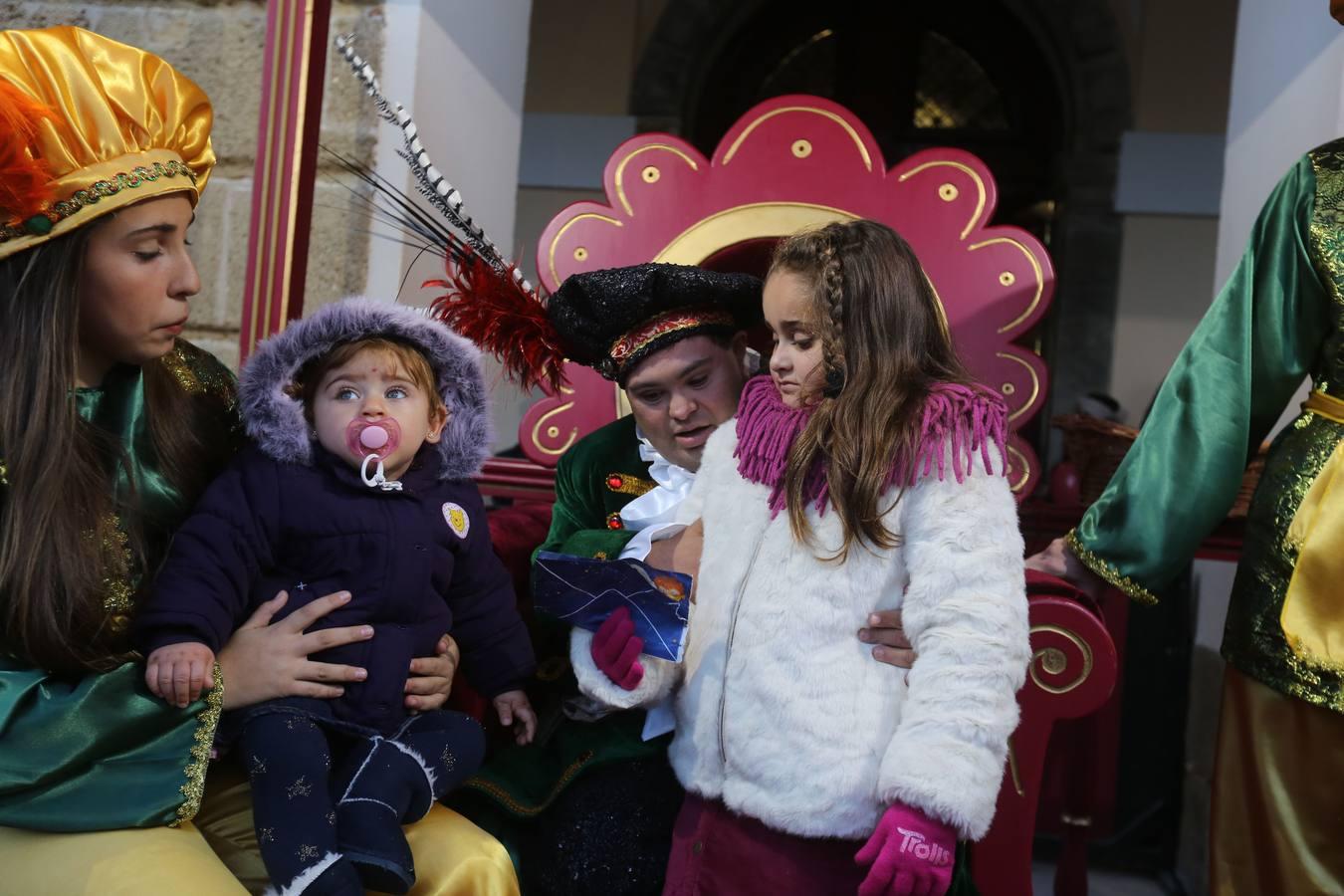 Los pequeños entregan sus cartas al Cartero Real