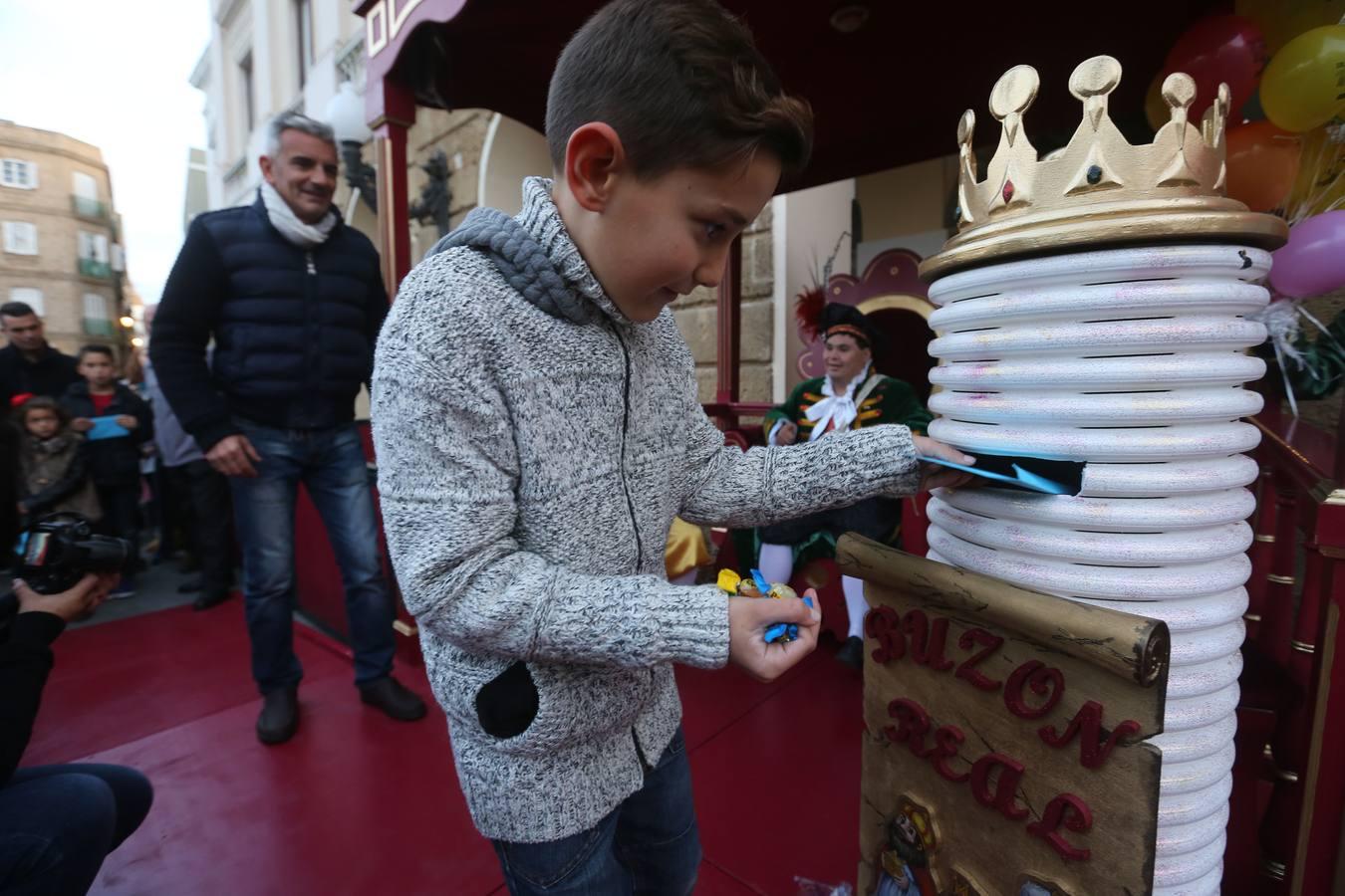 Los pequeños entregan sus cartas al Cartero Real