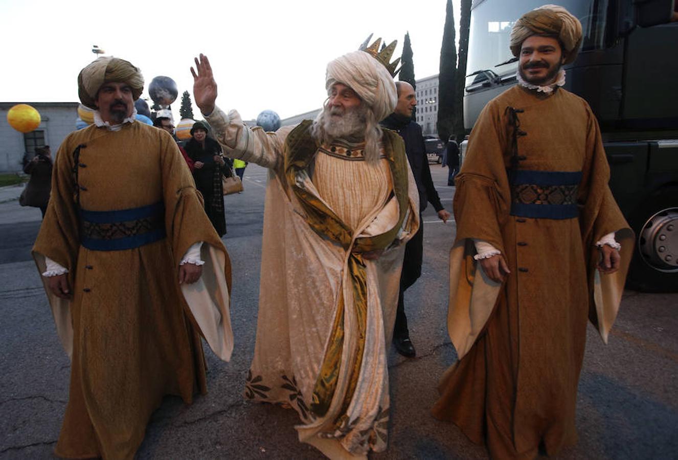 La llegada de los Reyes Magos a Madrid, en imágenes. El rey Melchor a su llegada a la Cabalgata