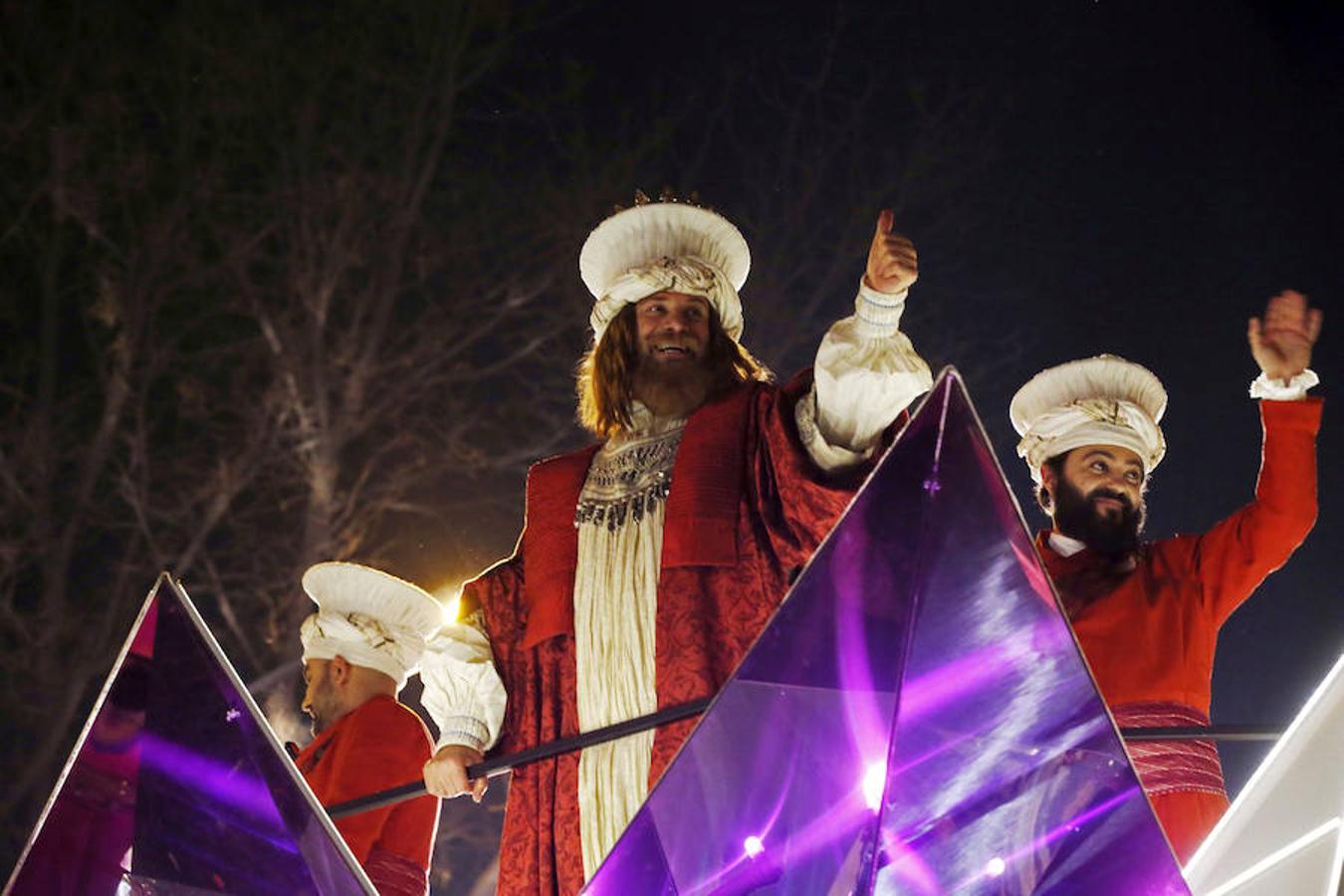 La llegada de los Reyes Magos a Madrid, en imágenes. El rey Gaspar saluda a los niños madrileños que han venido a saludarles