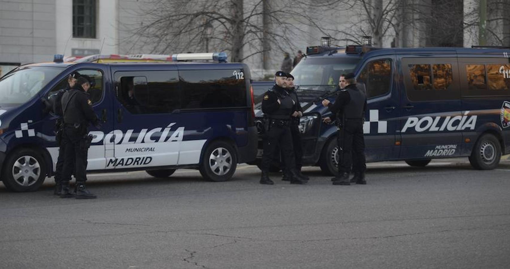 La llegada de los Reyes Magos a Madrid, en imágenes. Policía Nacional y Municipal, así como efectivos del SAMUR han vigilado la Cabalgata para que no sucediera nada.