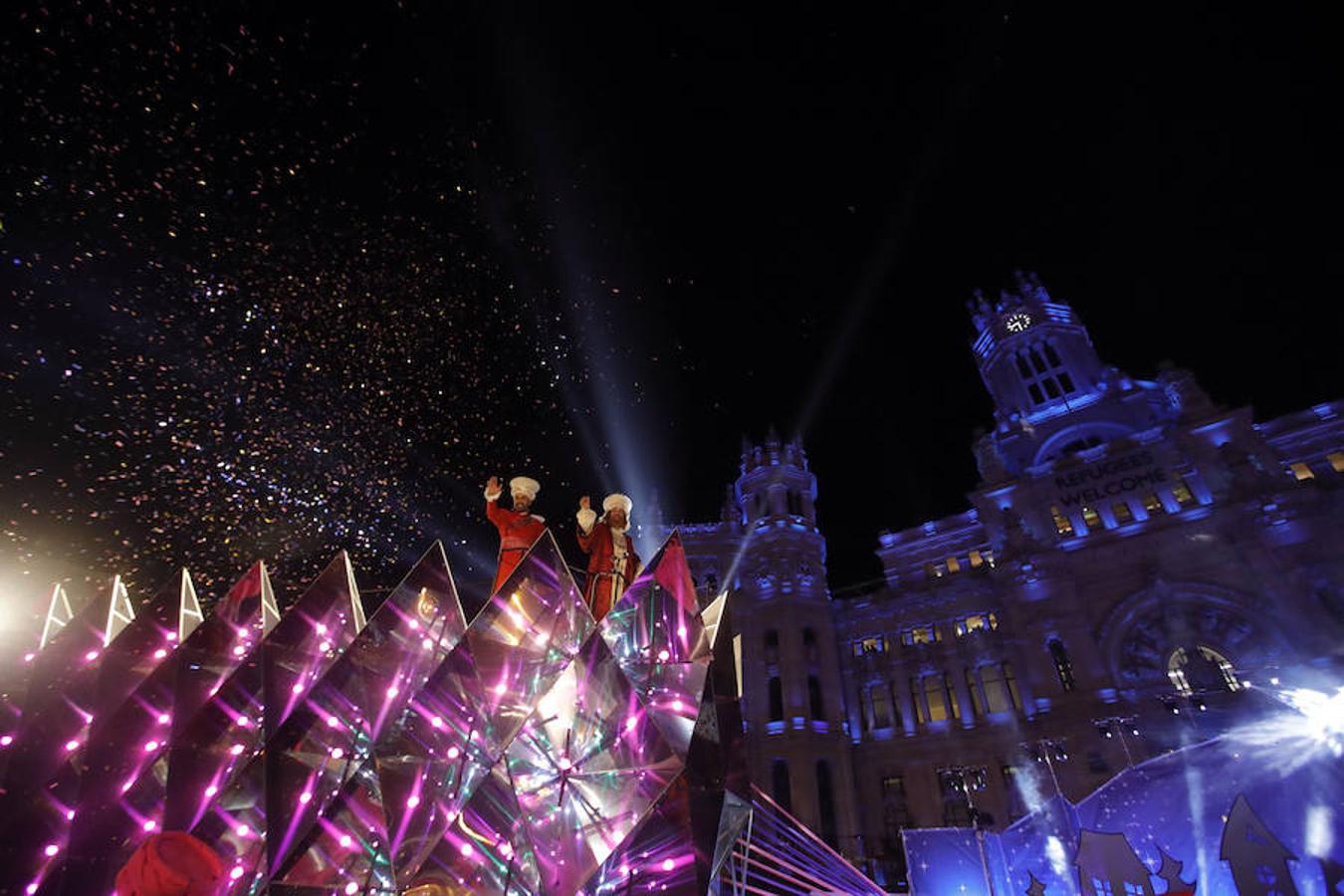 La llegada de los Reyes Magos a Madrid, en imágenes. El rey Gaspar frente junto al Ayuntamiento de Madrid, antes de ser recibidos por la alcaldesa Manuela Carmena.