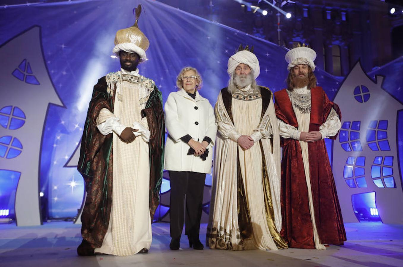 La llegada de los Reyes Magos a Madrid, en imágenes. Finalmente, los Reyes Magos han posado junto a la alcaldesa antes de dejar los regalos a todos los niños madrileños.