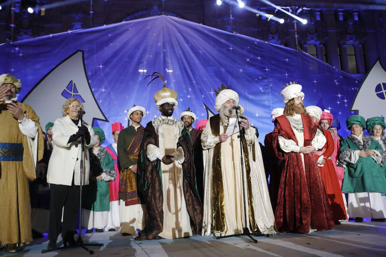 La llegada de los Reyes Magos a Madrid, en imágenes. El rey Melchor ha leído un breve discurso frente al Ayuntamiento, acompañado por los reyes Gaspar y Baltasar, junto a la alcaldesa de Madrid