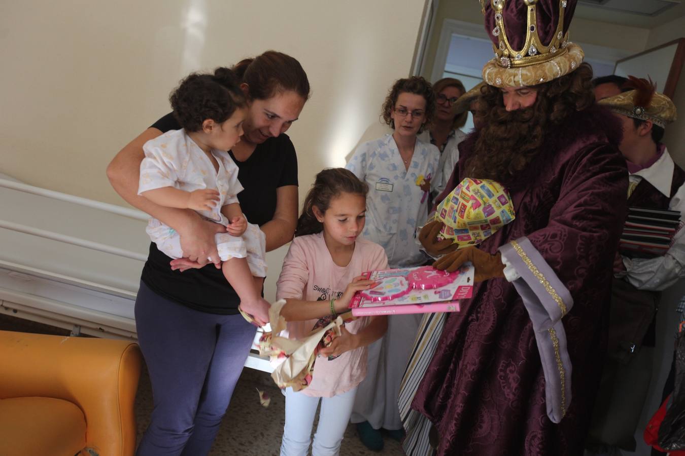 Visita de los Reyes Magos al Hospital Puerta del Mar