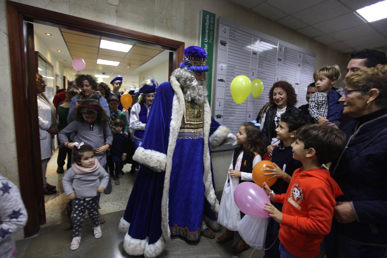 Visita de los Reyes Magos al Hospital Puerta del Mar