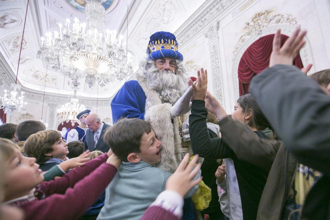 Sus Majestades llegan al Ayuntamiento de Cádiz