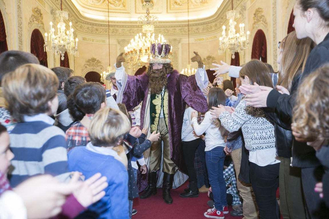 Sus Majestades llegan al Ayuntamiento de Cádiz