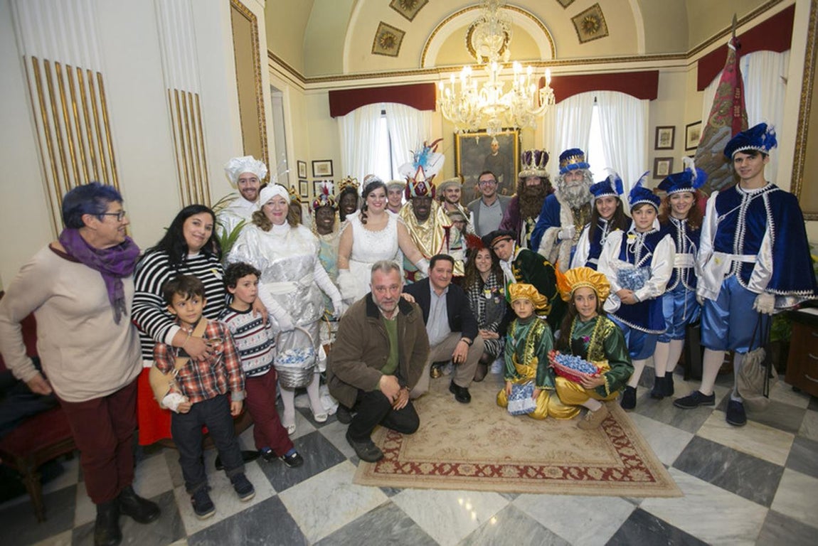 Sus Majestades llegan al Ayuntamiento de Cádiz