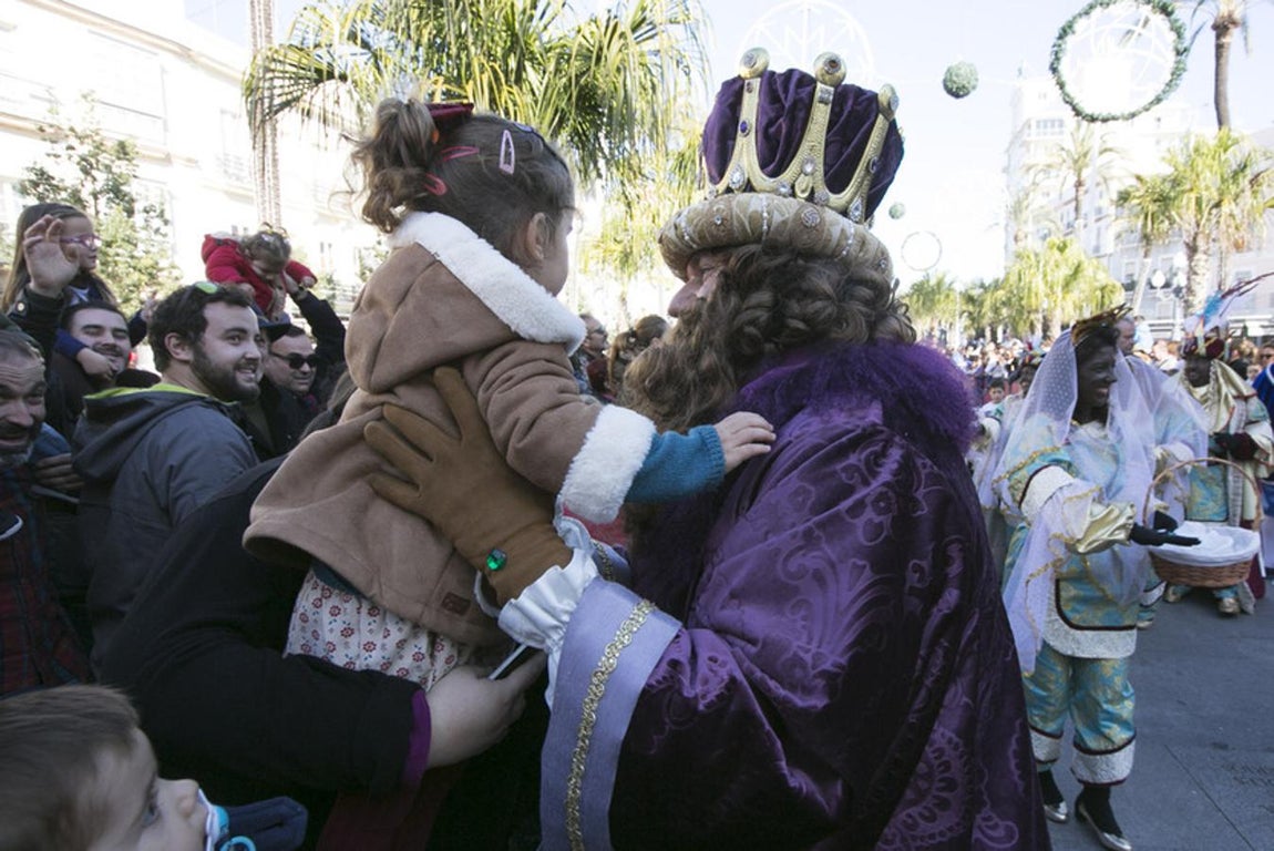 Sus Majestades llegan al Ayuntamiento de Cádiz