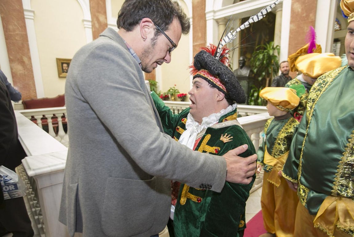 Sus Majestades llegan al Ayuntamiento de Cádiz