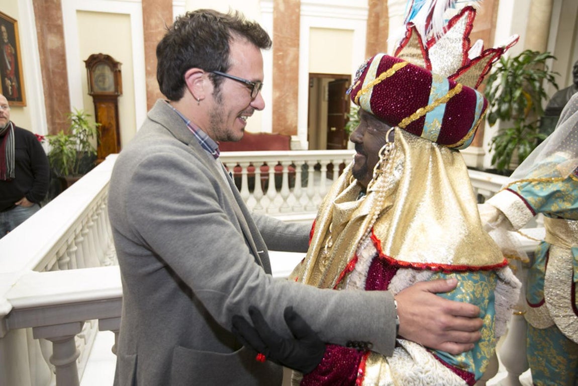 Sus Majestades llegan al Ayuntamiento de Cádiz