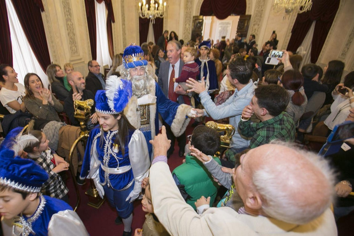 Sus Majestades llegan al Ayuntamiento de Cádiz