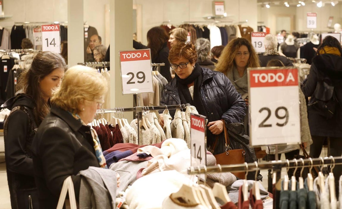 Las mejores imágenes de la fiebre de las rebajas que no cesa