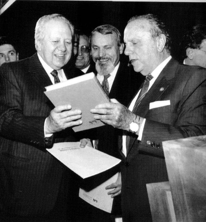 Soares recibe de Fraga un libro con motivo de la inauguración de la “Semana de Galicia” en 1991. 