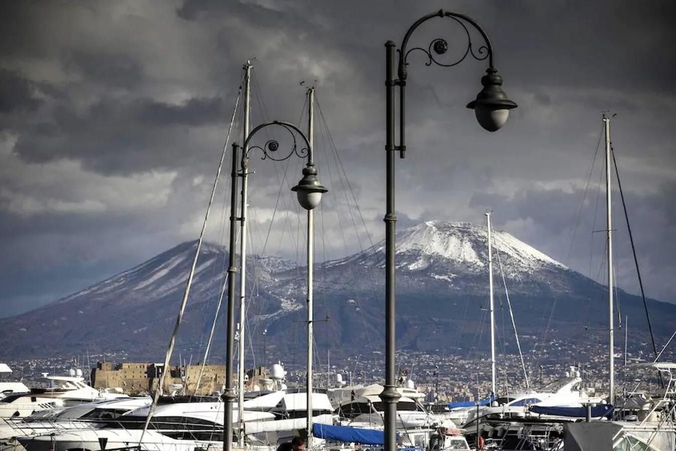 La nieve cubre la cima del monte Vesubio en Nápoles (Italia)