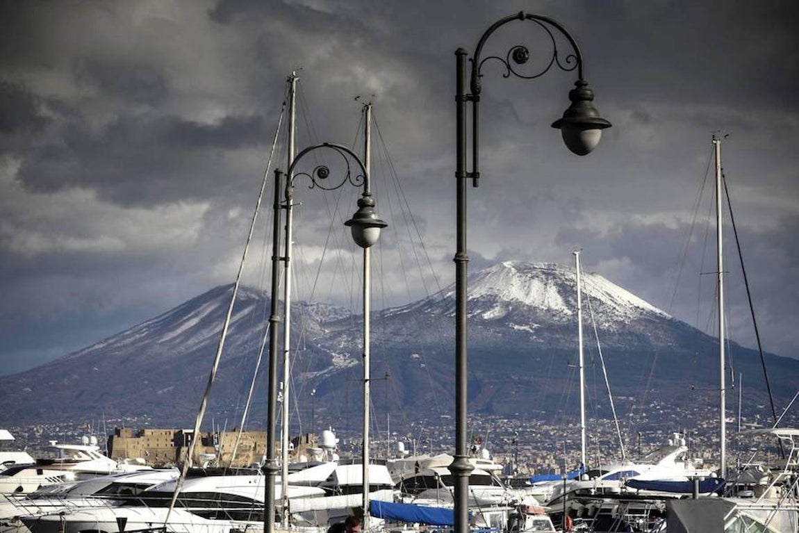 La nieve cubre la cima del monte Vesubio en Nápoles (Italia). 