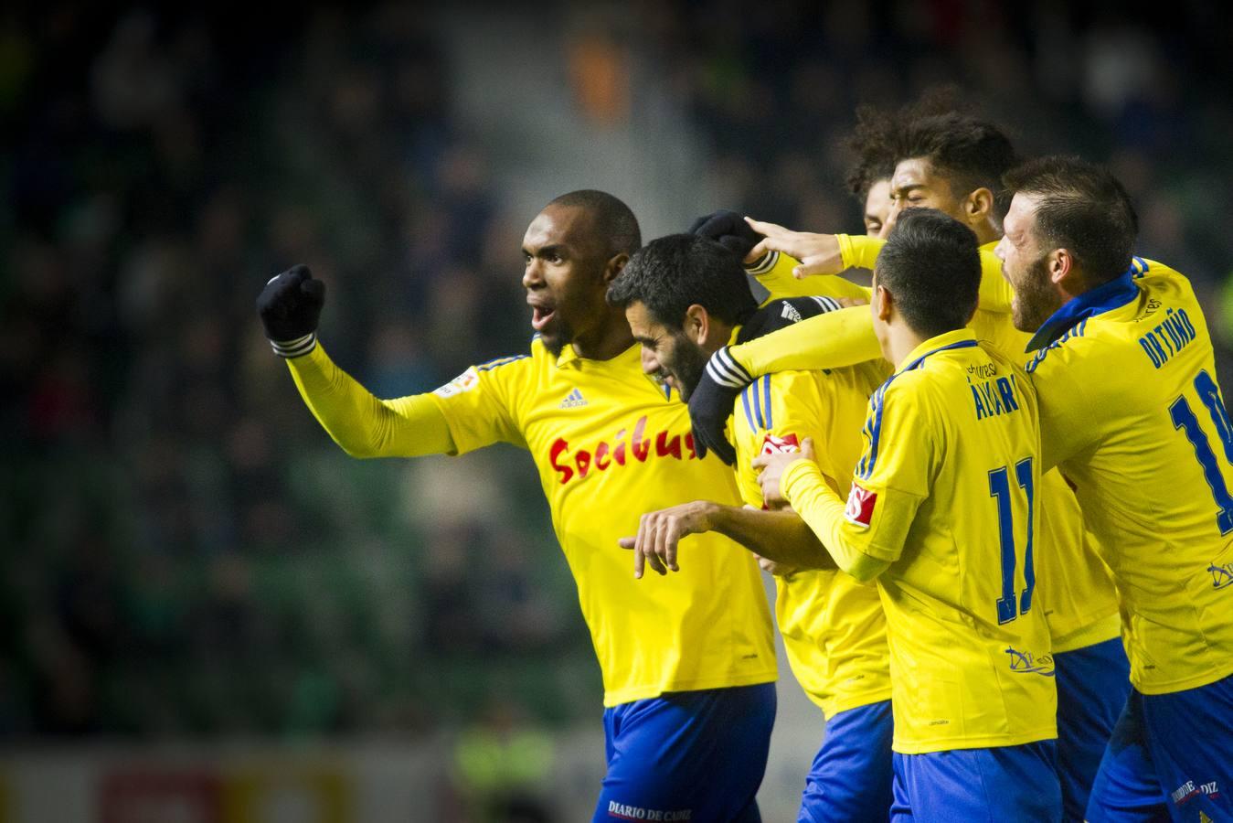 El Cádiz C.F. gana en Elche (2-3)