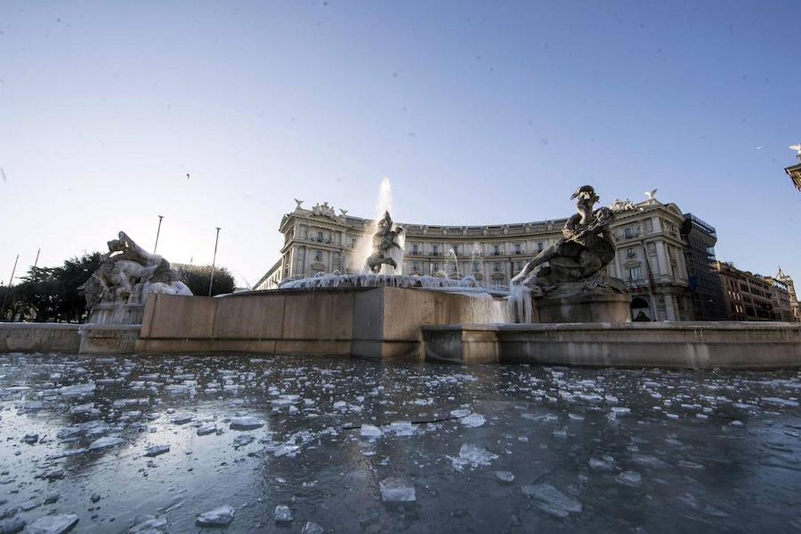 La Fuente de las Náyades helada en la Plaza de la República en Roma. 