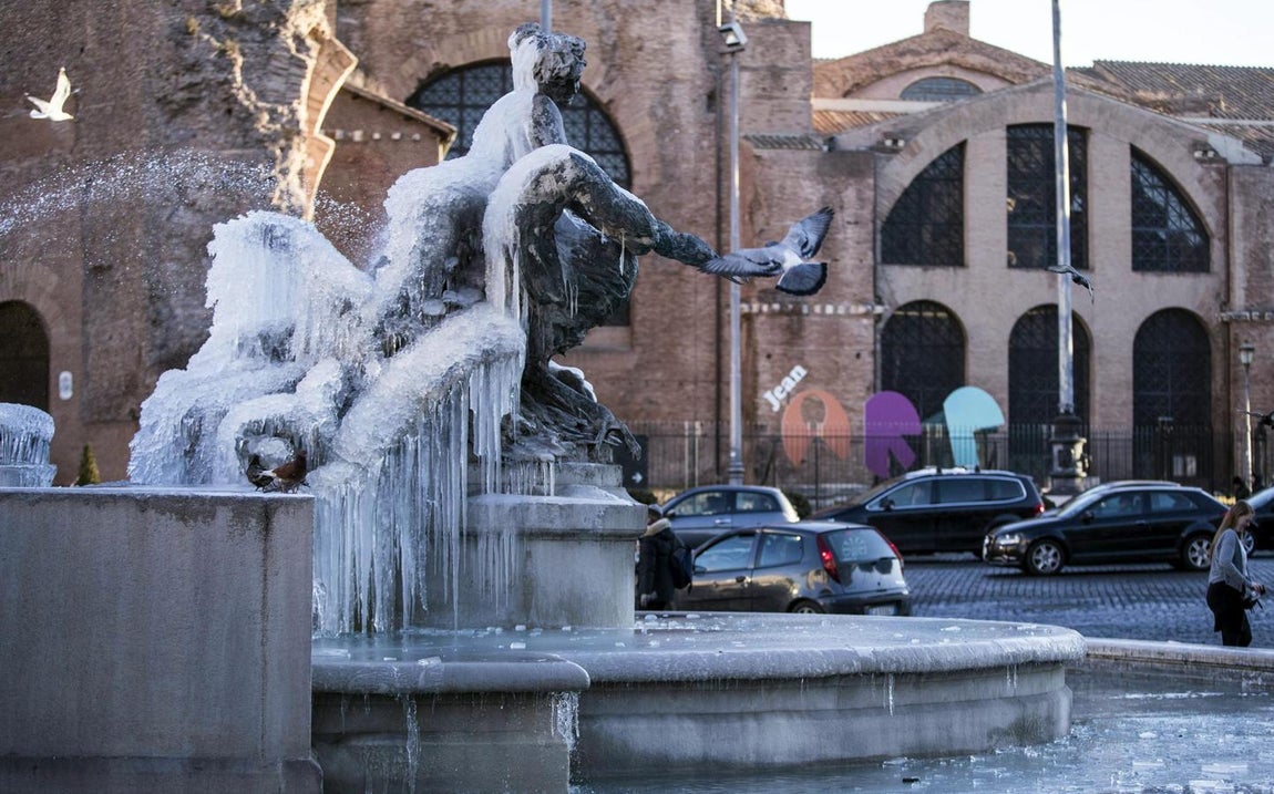 La Fuente de las Náyades en la Plaza de la República de Roma, helada. 