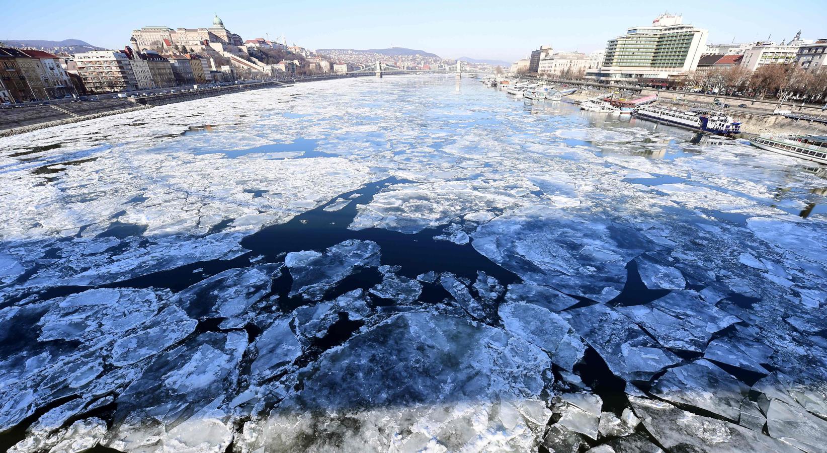 Los cascotes de hielo flotan sobre el río Danubio, en Budapest