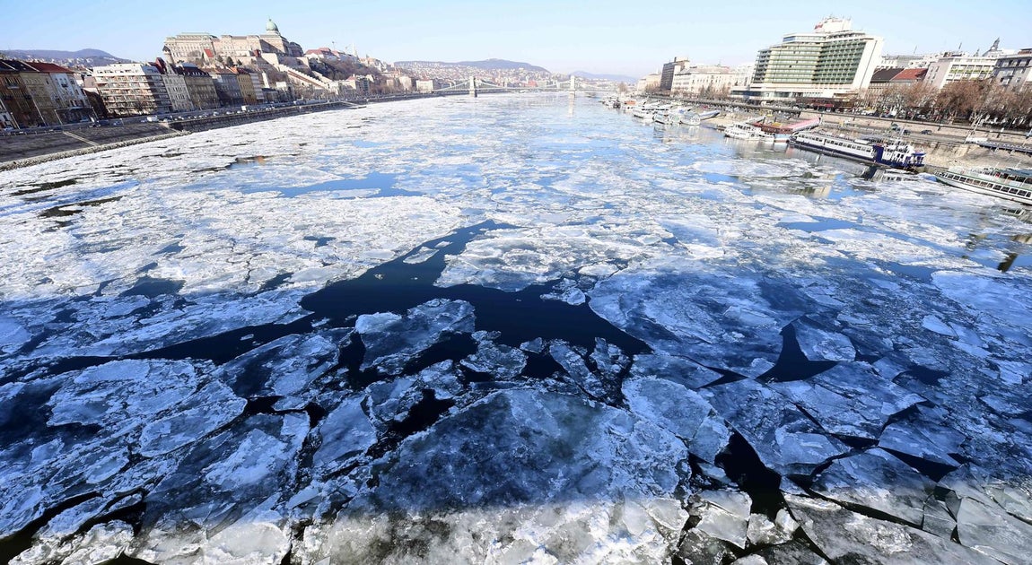 Los cascotes de hielo flotan sobre el río Danubio, en Budapest. 