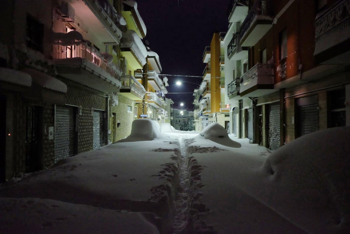 La nieve cubre una calle de la localidad italiana de Santeramo in Colle, situada al sur del país. 