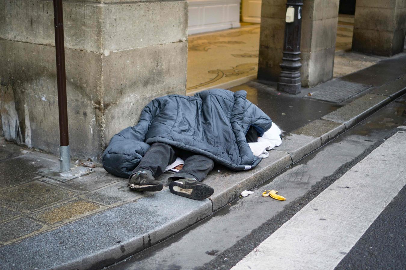 Un hombre sin hogar duerme en una céntrica calle de París a pesar de la ola de frío que recorre Europa. 