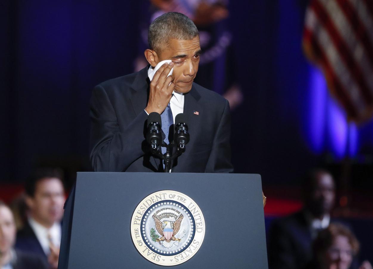 Obama se emociona durante el acto de despedida de la Presidencia celebrado en Chicago, Illinois. 