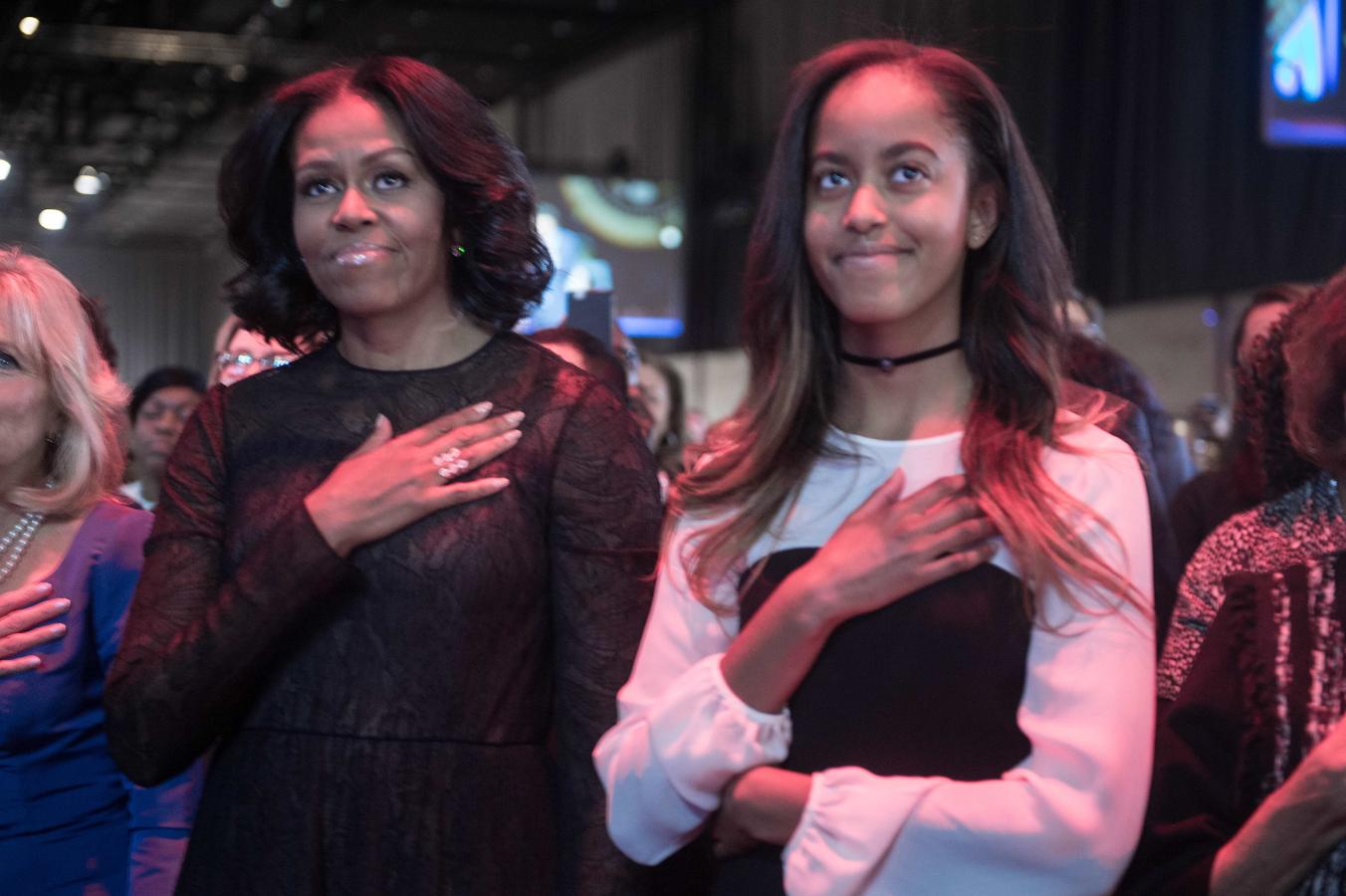 Michelle Obama y su hija Malia durante el acto de despedida de la Presidencia celebrado en Chicago, Illinois. 