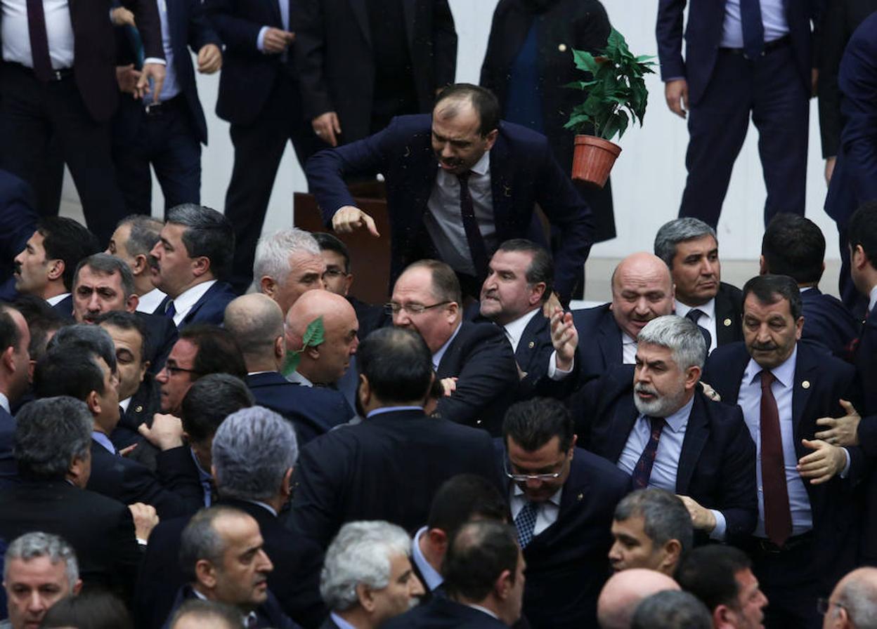 Los legisladores de los partidos AKP, de del presidente Erdogan, y CPH llegaron a lanzarse una planta durante una pelea este jueves en el Parlamento turco, durante el debate sobre cambios constitucionales. 