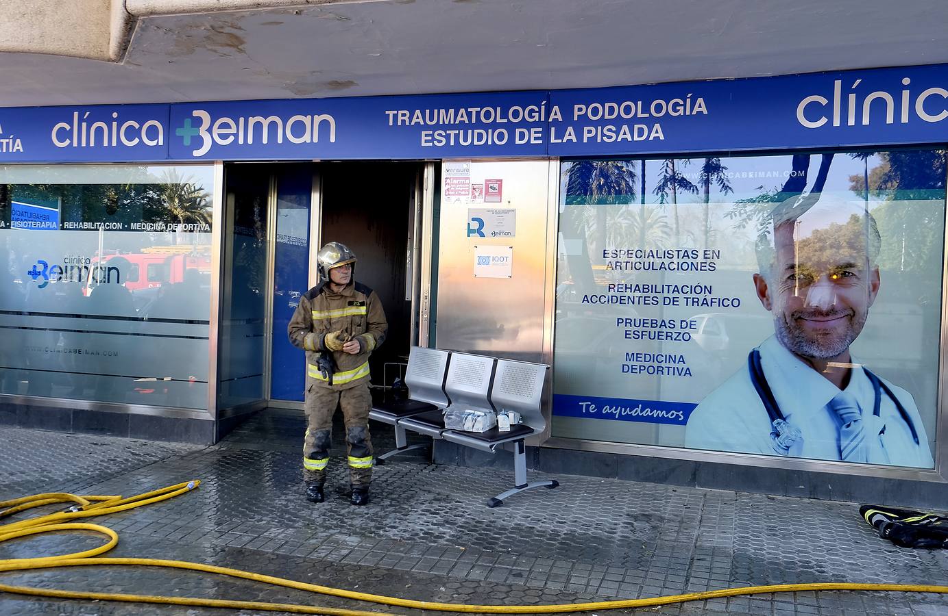 Aparatoso incendio de una clínica en los bajos de un bloque de once plantas en Los Remedios