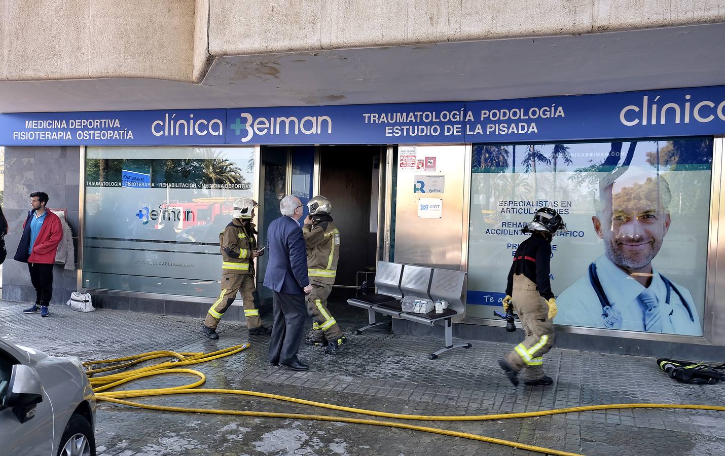 El fuego se originó en el almacén de la clínica generando una densa solumna de humo