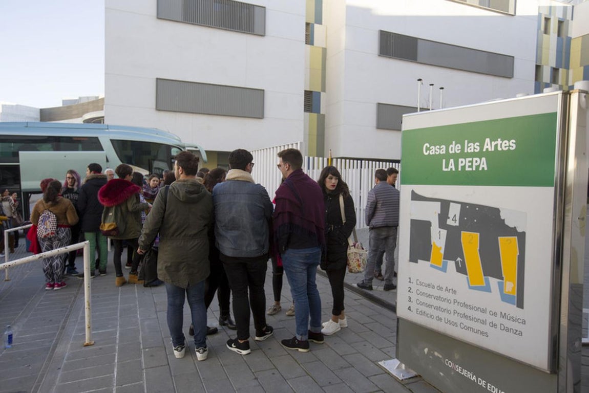 El frustrado viaje escolar de la Escuela de Arte en imágenes