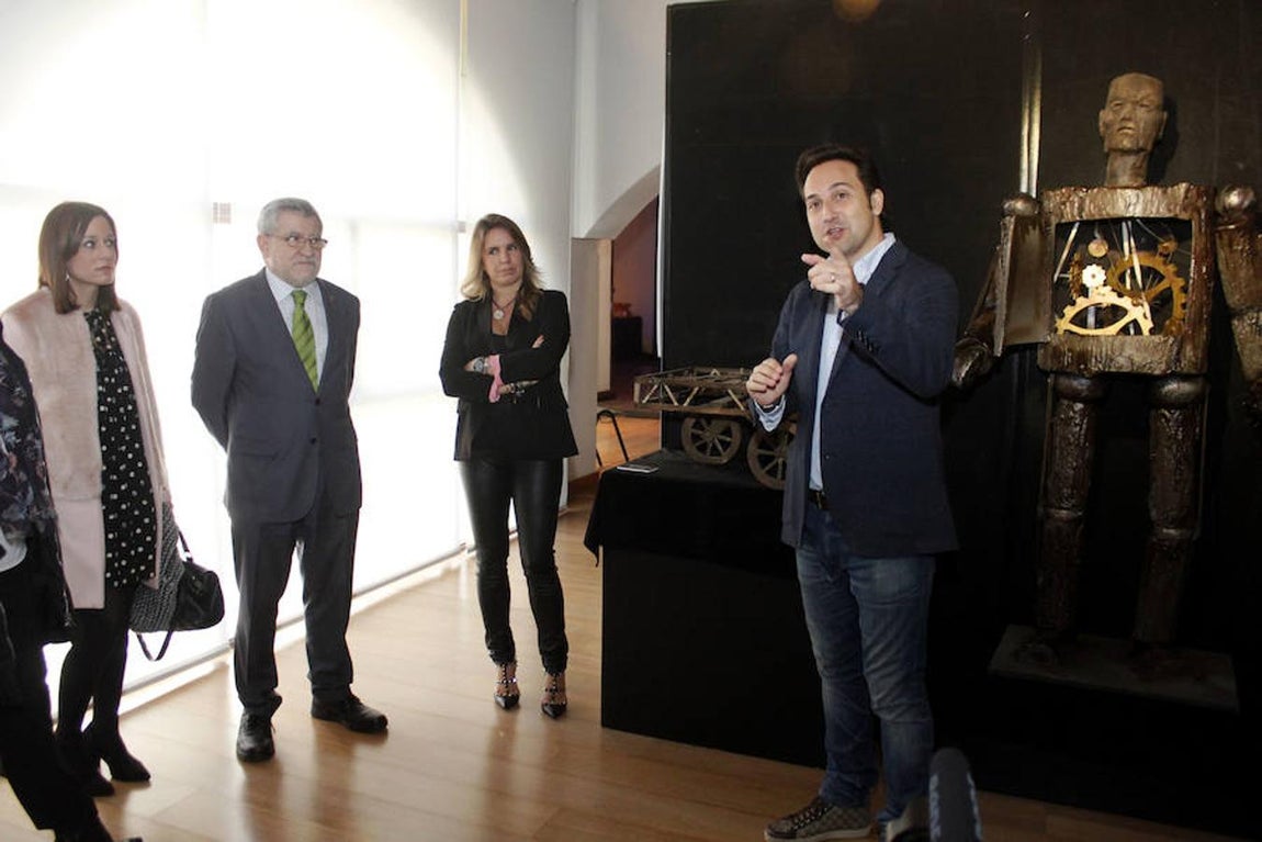 La directora general de Turismo, Ana Isabel Fernández y el consejero de Educación y Cultura, Ángel Felpeto, con Carmen Porter e Iker Jiménez con el «Hombre de Palo». 