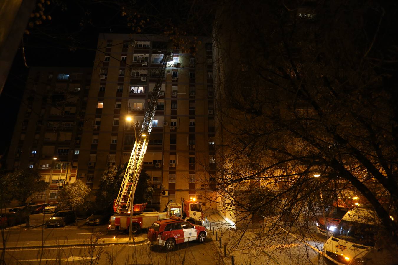 El aparatoso rescate del incendio de Triana, en imágenes