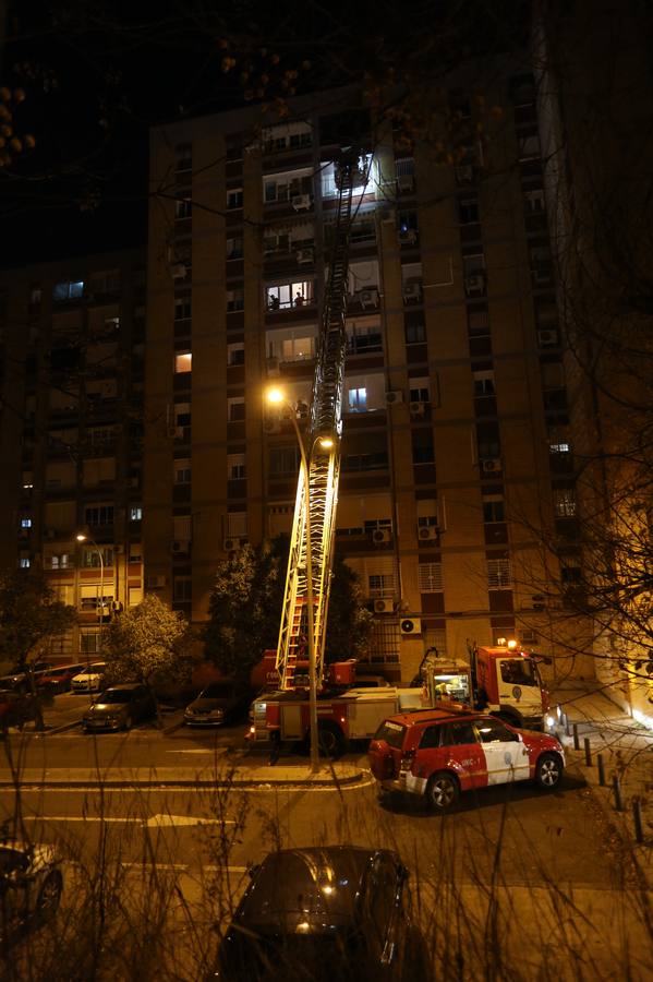 El aparatoso rescate del incendio de Triana, en imágenes