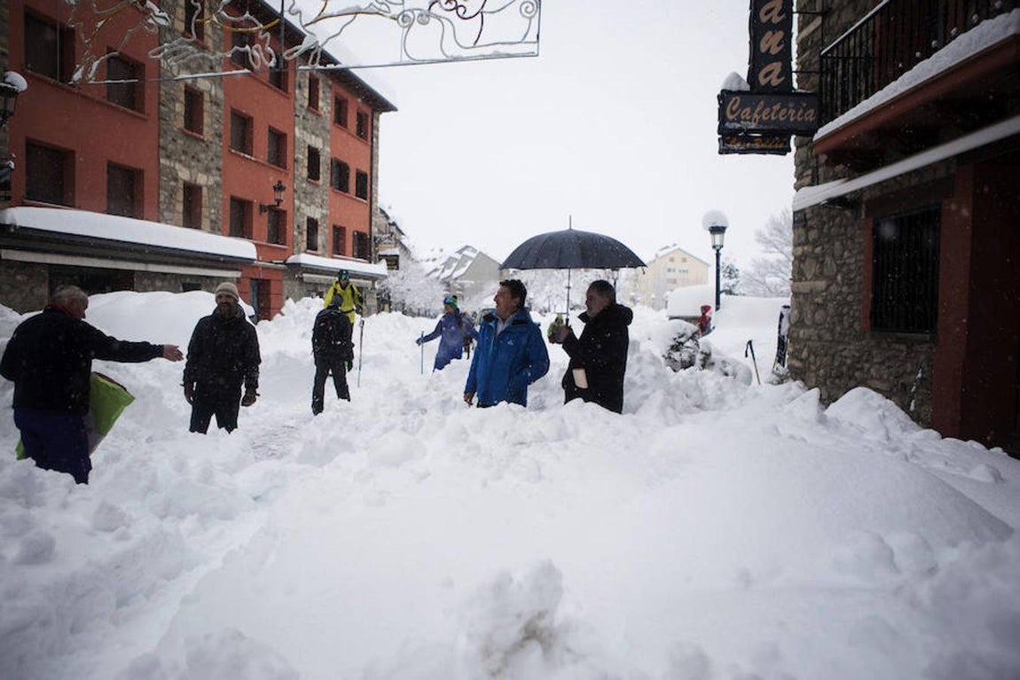 El alcalde de Benasque, José Ignacio Abadías Mora (2d), coordina la limpieza de las calles del pueblo tras la gran nevada caída en el Pirineo. En total, veintidós tramos de la red de carreteras de la red viaria del Pirineo están afectadas por el temporal de viento y nieve, entre ellos los accesos a los pasos fronterizos del Somport y el Portalet, que están cortados, y otros tres enlaces viarios. Un total de 21 personas han quedado incomunicadas en las instalaciones hoteleras de la estación de esquí de fondo de los Llanos del Hospital, en el valle pirenaico de Benasque (Huesca), tras cortarse la carretera A-138 de acceso a las instalaciones. 